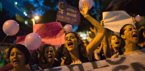 Mulheres participam de manifestação contra a violência de gênero no centro do Rio - Leo Correa/AFP