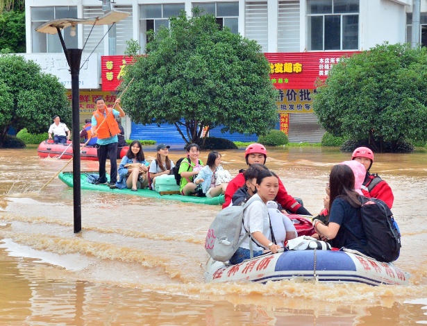 Agentes de segurança resgatam moradores na cidade de Guilin, no sul da China - Li Xuanli/Xinhua