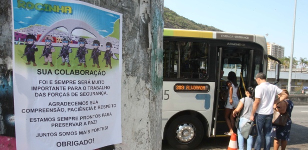 Em cartaz colocado em poste, Forças Armadas fazem agradecimento à comunidade da Rocinha - Estefan Radovicz/Agência O Dia/Estadão Conteúdo