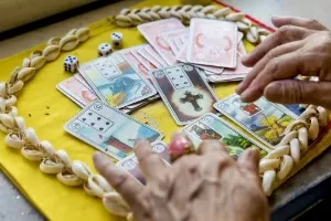 Eles vendem previsão do futuro com cartas ciganas e faturam R$ 2