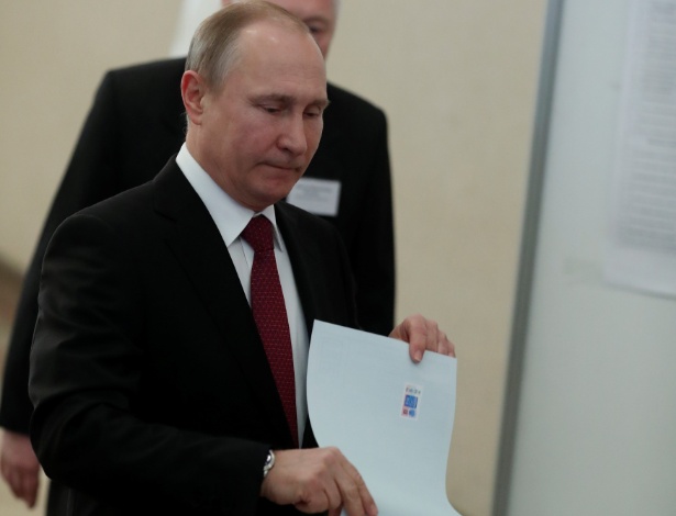 Presidente russo, Vladimir Putin, deposita seu voto em seção eleitoral em Moscou - Sergei Chirkov/Pool via Reuters