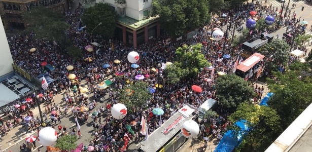 Professores protestam em frente à Câmara Municipal de São Paulo nesta terça - Marcelo Ferraz/UOL