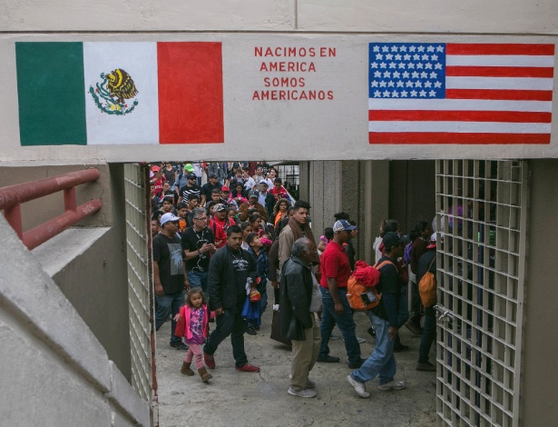 Caravana de imigrantes caminha até a fronteira dos EUA com Tijuana, no México  - Meghan Dhaliwal/The New York Times