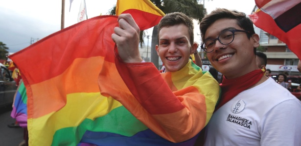 1.abril.2018 - Apoiadores do candidato à presidência Carlos Alvarado Quesada posam com bandeira LGBT em San Jose, Costa Rica - Juan Carlos Ulate/Reuters
