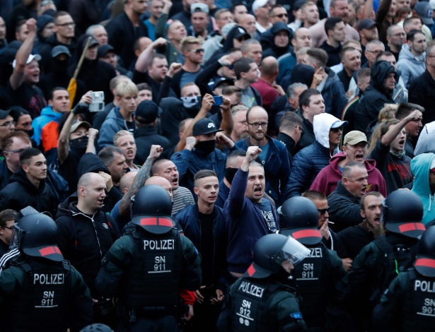 Manifestantes da extrema-direita alemã se concentram em Chemnitz e protestam contra estrangeiros, após um alemão ter sido esfaqueado durante briga de imigrantes - Odd ANDERSEN / AFP