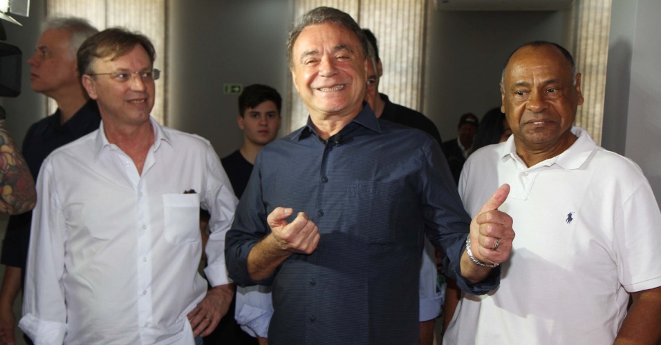 7.out.2018 - O candidato à Presidência da República, Alvaro Dias (PODEMOS), durante votação no Colégio Marista, em Londrina (PR), neste domingo
