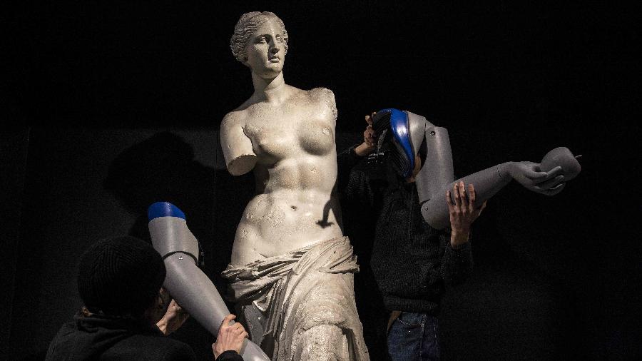 Próteses dos braços foram removidas de uma réplica da Vênus de Milo na estação de metrô Louvre-Rivoli, em Paris, em março, após uma campanha da Handicap international para mostrar necessidades de amputados do mundo todo - Christophe Archambault/Agência France-Presse/Getty Images