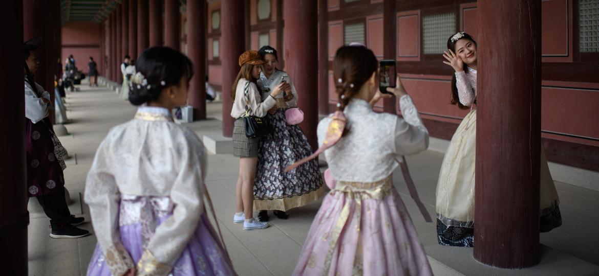 26.set.2018 -  Visitantes de hanbok, o vestido tradicional coreano, posam para fotos no Palácio Gyeongbokgung, em Seul, Coreia do Sul. Décadas de divisão entre o Norte e o Sul fazem com que alguns jovens se mostrem céticos em relação a uma Coreia unida - Ed Jones/AFP
