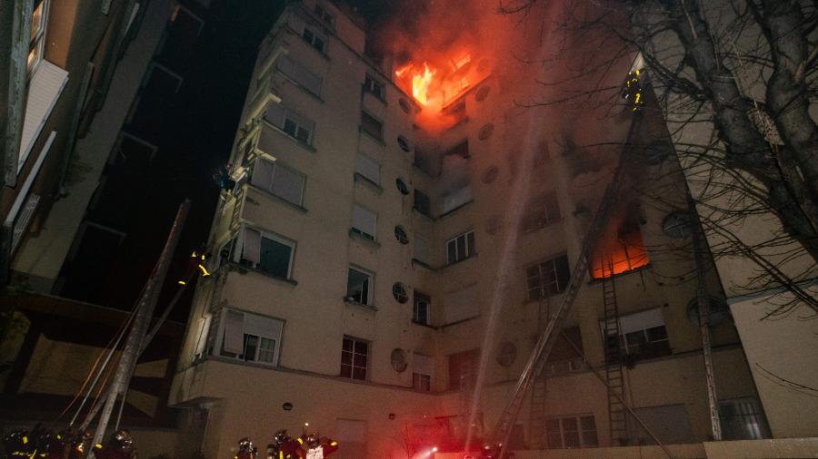 5.fev.2019 - Bombeiros tentando apagar o incêndio em um edifício de Paris onde ao menos 10 pessoas morreram - AFP PHOTO/Benoît Moser/BSPP