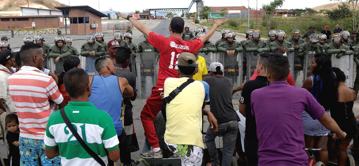 22.fev.2019 - Venezuelanos pedem para atravessar a fronteira, bloqueada pela guarda nacional da Venezuela, com o Brasil - Ricardo Moraes/Reuters