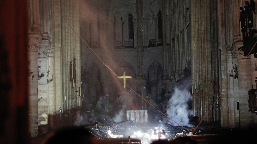 15.abr.2019 - Altar e cruz no interior da catedral de Notre-Dame, em Paris, permaneceram intactos após um forte incêndio que destruiu dois terços do teto do edifício - Philippe Wojazer/Pool/AFP