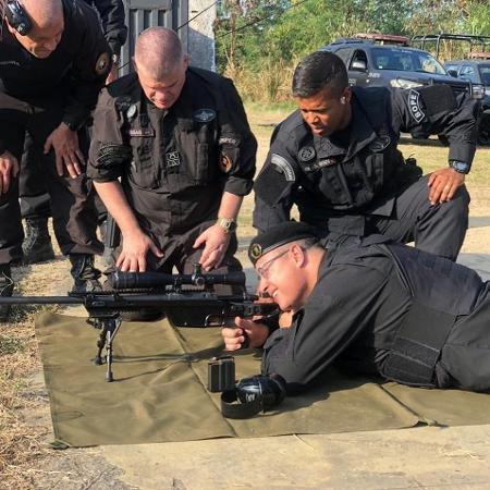 Wilson Witzel (PSC), governador do Rio, usa farda do Bope e simula ação de sniper - Reprodução