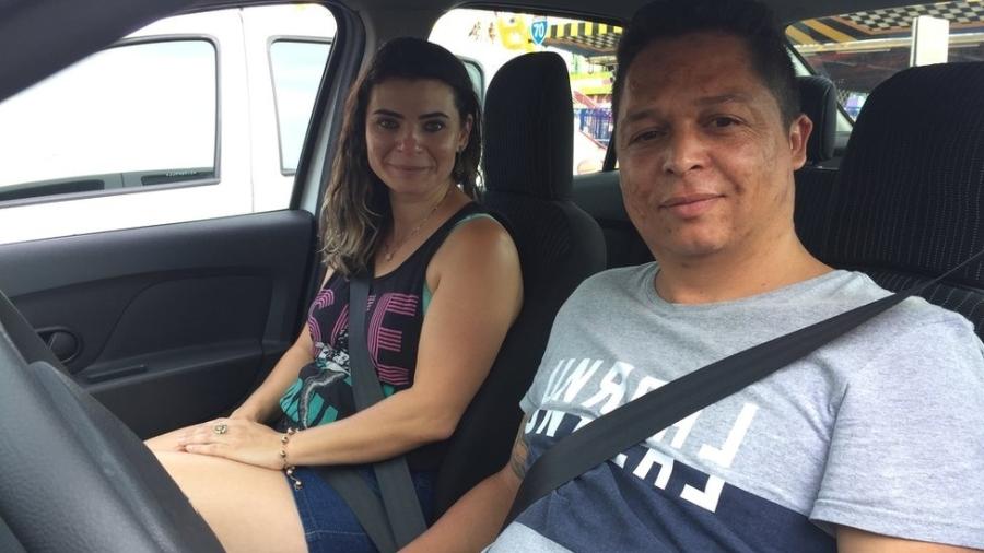 O casal Rafaela Machado e Elisangelo Sena divide o carro para fazer, cada um, jornadas de 12 horas diárias em aplicativos de transporte, como Uber e 99 - BBC