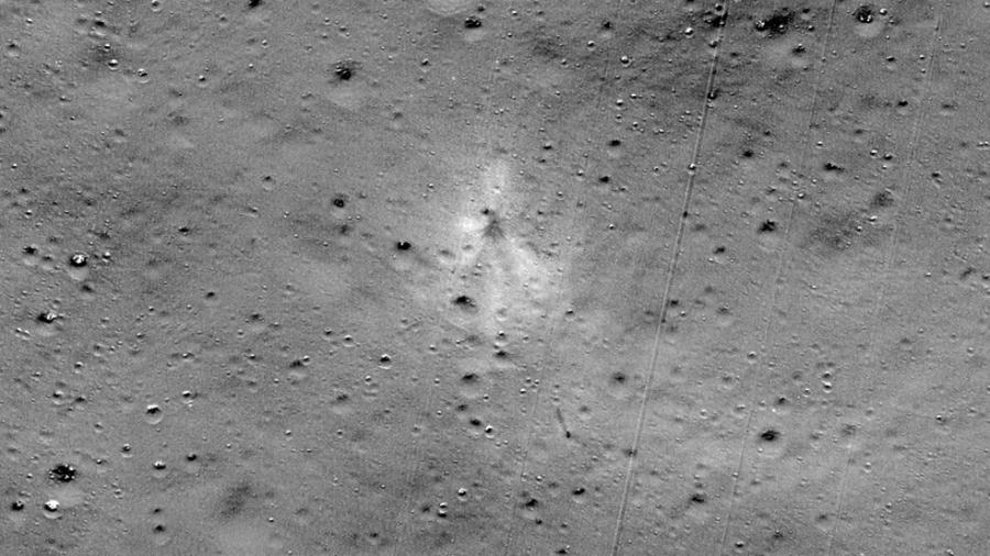 O local mais claro da imagem é onde a sonda lunar indiana Vikram caiu - NASA/AFP