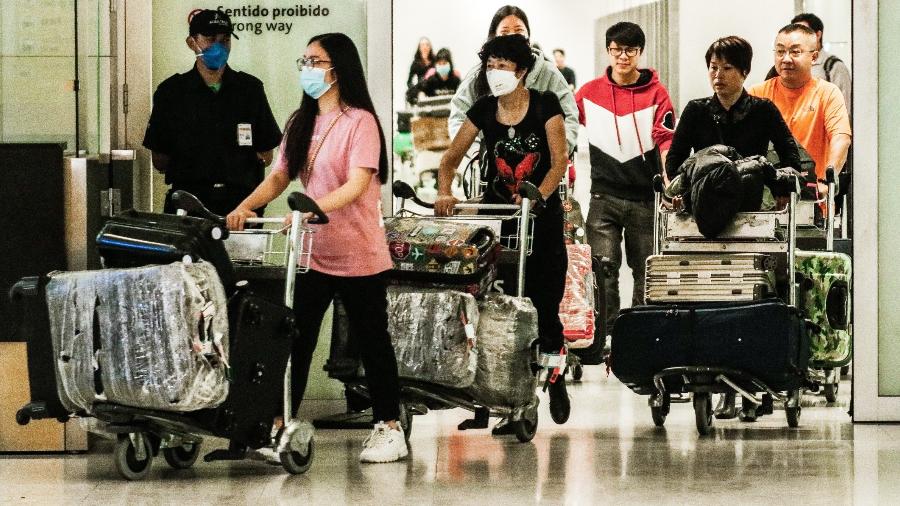 Coronavírus: Movimentação no Aeroporto Internacional de São Paulo em Guarulhos após chegada de voo chinês - Fepesil/TheNews2/Agência O Globo