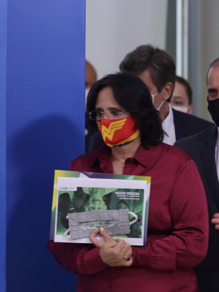 A ministra Damares Alves usando máscara de mulher-maravilha na coletiva da última semana - Wallace Martins/Futura Press/Estadão Conteúdo