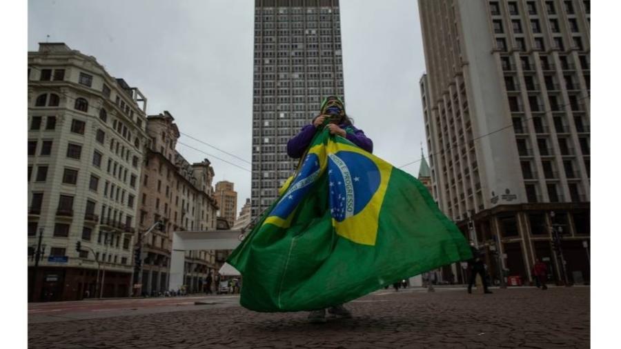 Manifestante bolsonarista participa de protesto a favor do governo e contra os outros Poderes da República, uma inovação reacionária introduzida na política pelo bolsonarismo - Adriano Vizoni/Folhapress