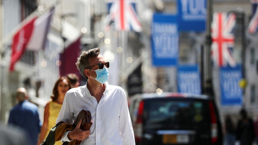 Homem caminha por rua de Londres; disseminação do novo coronavírus na Inglaterra caiu em junho e no início de julho - Simon Dawson