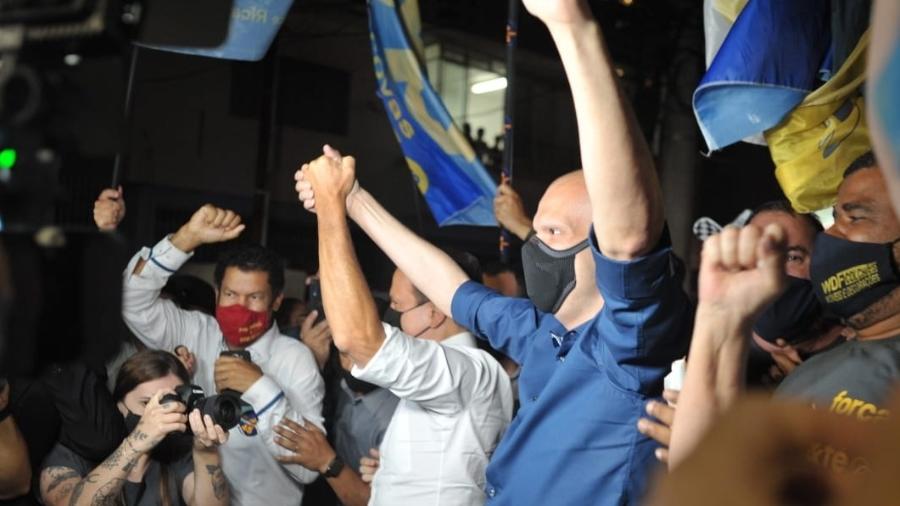 29.nov.2020 - Prefeito reeleito de São Paulo Bruno Covas comemora vitória com apoiadores em frente o comitê de campanha na Rua Estados Unidos - Reinaldo Canato/UOL