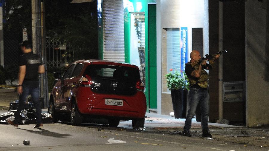 01.dez.2020 - Policiais armados nas ruas de Criciúma após assaltos a dois bancos no centro da cidade - CAIO MARCELLO/AGIF/ESTADÃO CONTEÚDO