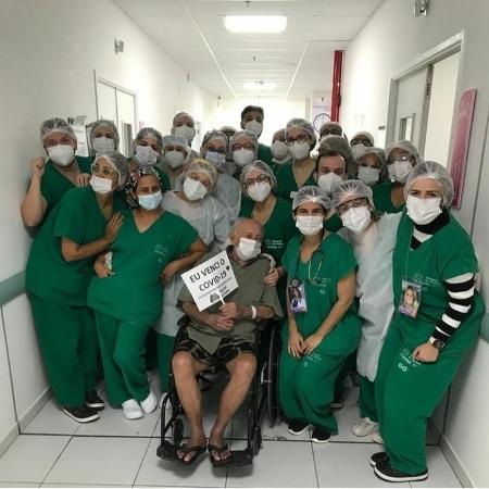 Benedito dos Santos, de 104, com a equipe médica que acompanhou seu tratamento contra a covid-19 - Divulgação / Secretaria de Estado da Saúde de Alagoas 