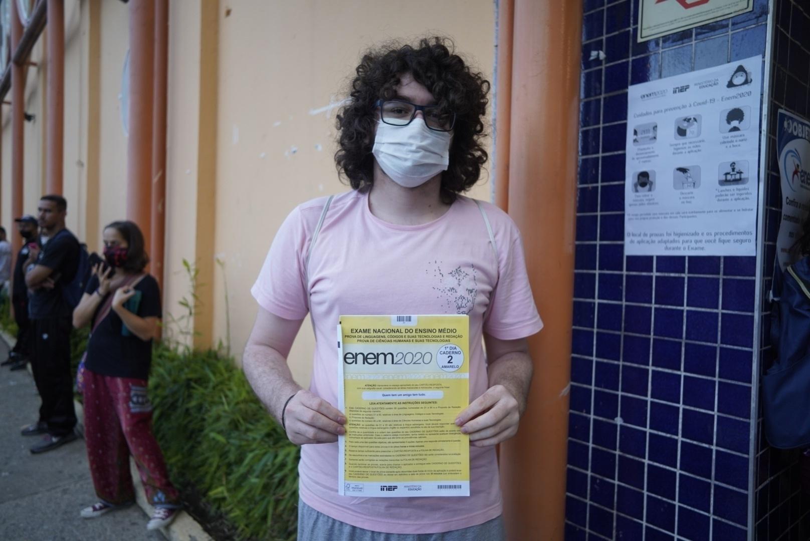 Candidatos saem com cadernos de provas no 1º dia do Enem na unidade Marquês de São Vicente da Unip, na zona oeste de São Paulo - André Porto/UOL