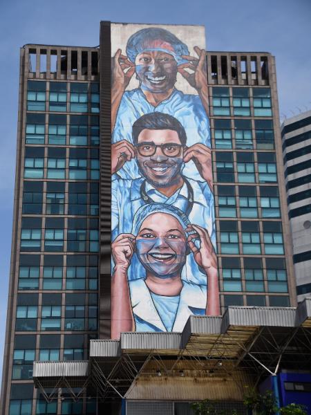 23.jan.2021 - Agentes da saúde são retratados em grafite feito em hospital na avenida Rebouças, em São Paulo - RONALDO SILVA/FUTURA PRESS/ESTADÃO CONTEÚDO
