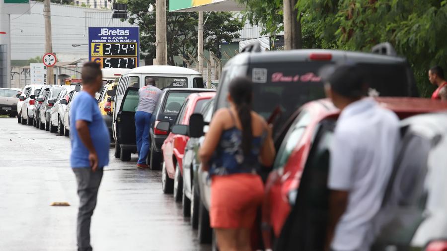 Filas em posto de combustível de Belo Horizonte (MG), em razão da paralisação dos transportadores de combustível de Minas Gerais - RAMON BITENCOURT/O TEMPO/ESTADÃO CONTEÚDO