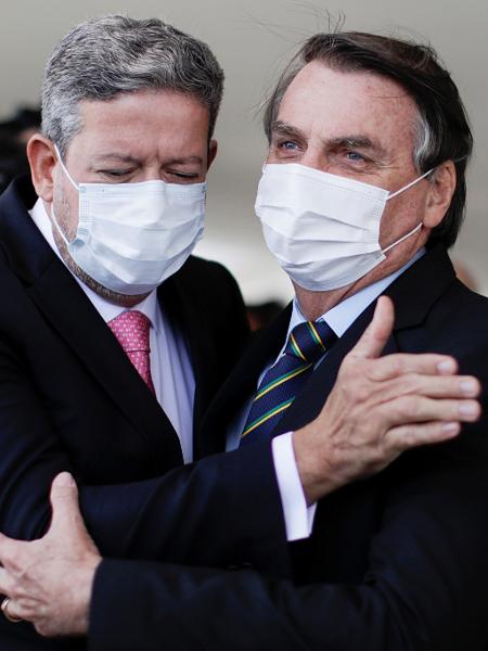 Os presidente da República, Jair Bolsonaro, e da Câmara, Arthur Lira, na saída do Palácio do Planalto - Ueslei Marcelino/Reuters