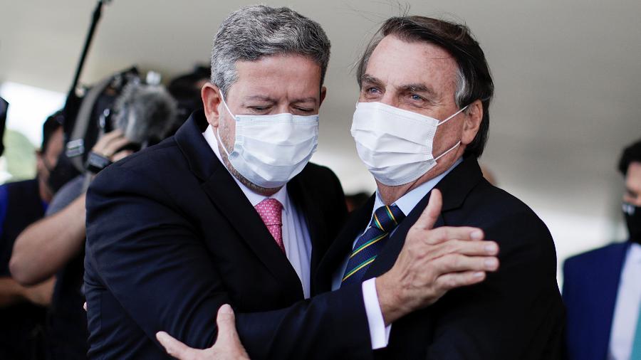 Os presidente da República, Jair Bolsonaro, e da Câmara, Arthur Lira, se abraçam na saída do Palácio do Planalto - Ueslei Marcelino/Reuters