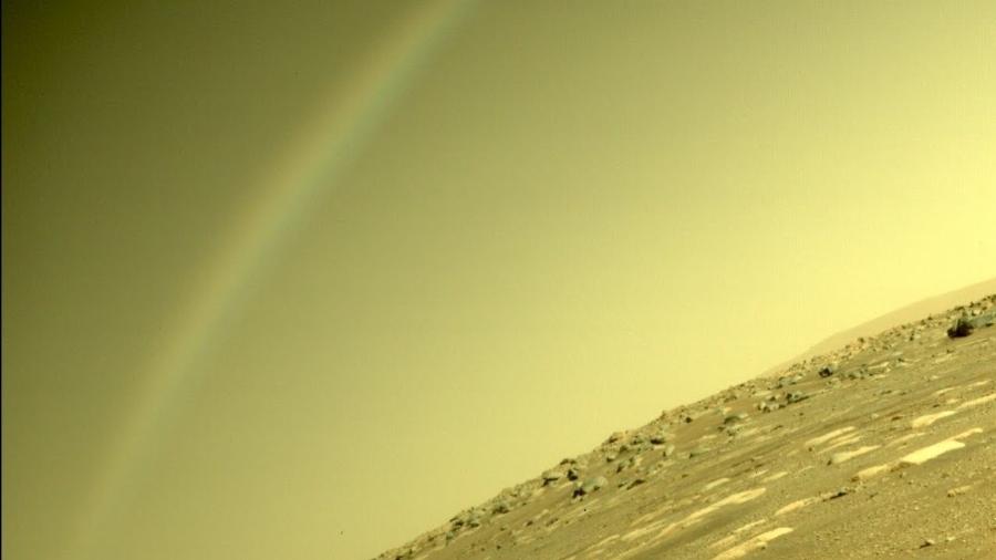 Foto tirada pela sonda Perseverance mostra o que parece ser um arco-íris em Marte - NASA/JPL-Caltech