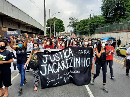 07.mai.2021 - Moradores protestam contra a operação da Polícia Civil que deixou 25 mortos na favela do Jacarezinho, ontem, na zona norte do Rio de Janeiro - WILTON JUNIOR/ESTADÃO CONTEÚDO