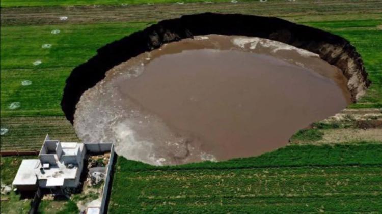 Hole reached the size of 125 meters, alarming residents of rural areas in Mexico - Reproduction/Youtube - Reproduction/Youtube