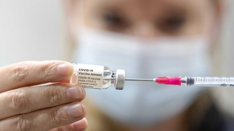 Novos imunizantes doados pelos EUA ao Brasil serão da Janssen ou da Pfizer - EPA - EPA