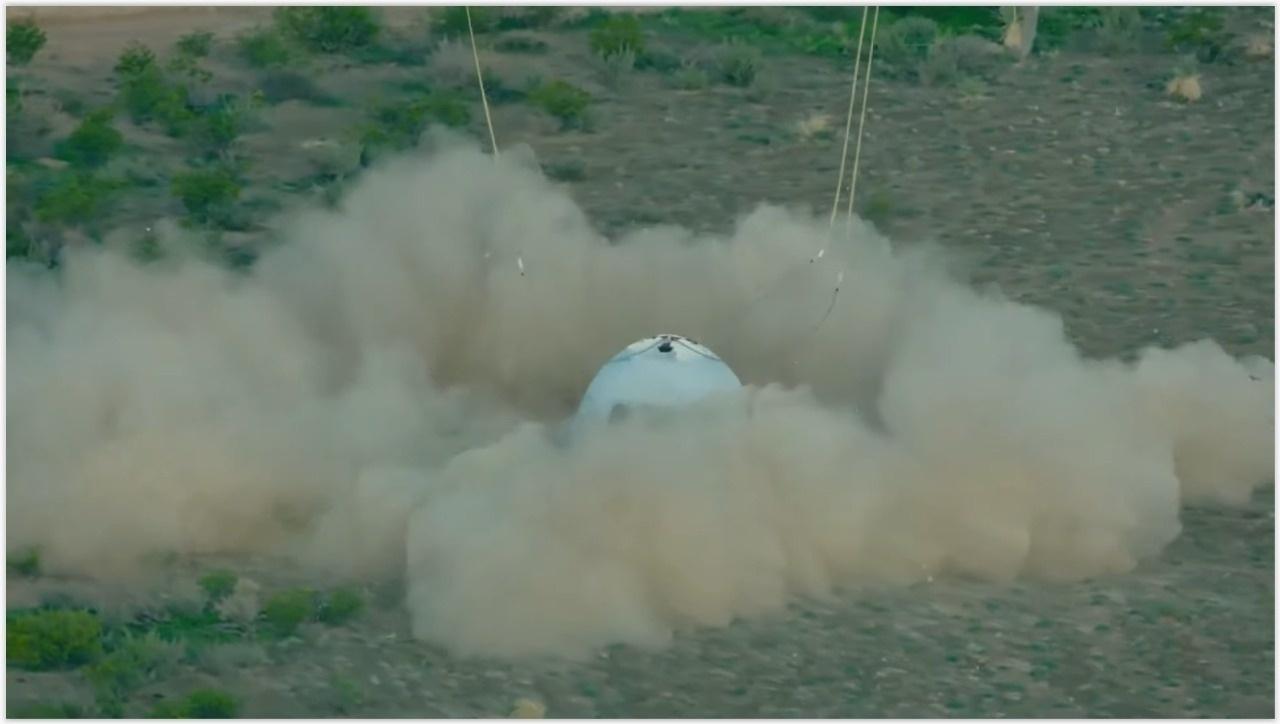 Detalhe da cápsula com a tripulação quando chegou à Terra - Reprodução