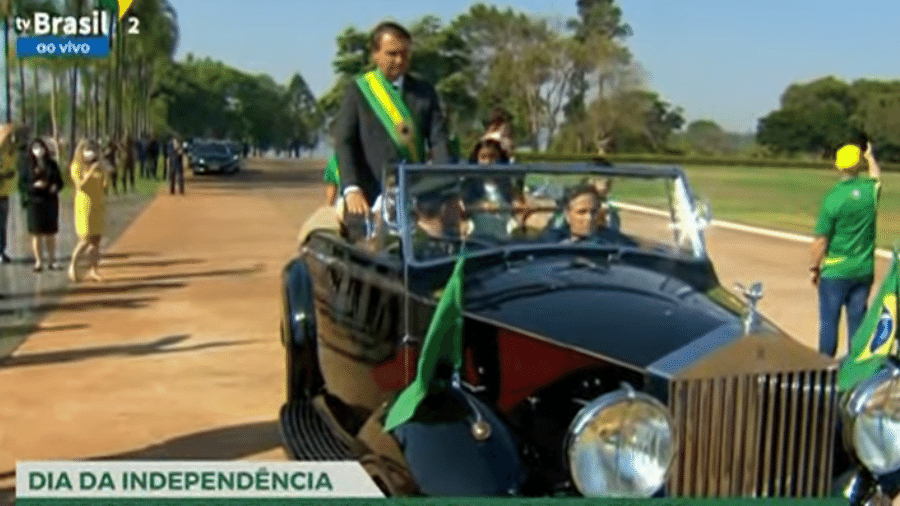 7.set.2021 - O presidente Jair Bolsonaro (sem partido) chega para a cerimônia de hasteamento da bandeira em Brasília, para o 7 de Setembro, em um Rolls-Royce dirigido pelo ex-piloto Nelson Piquet - Reprodução/TV Brasil