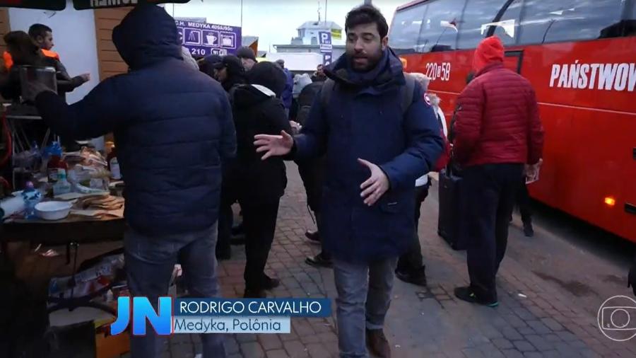 O jornalista Rodrigo Carvalho, enviado pela Globo à fronteira da Polônia com a Ucrânia, relata a situação de refugiados - Reprodução