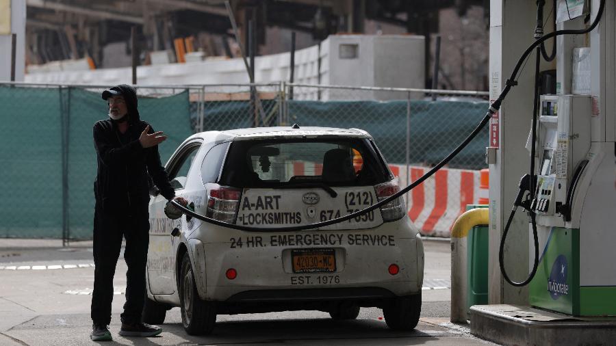 Homem abastece carro em posto de gasolina na cidade de Nova York, EUA - Andrew Kelly/Reuters