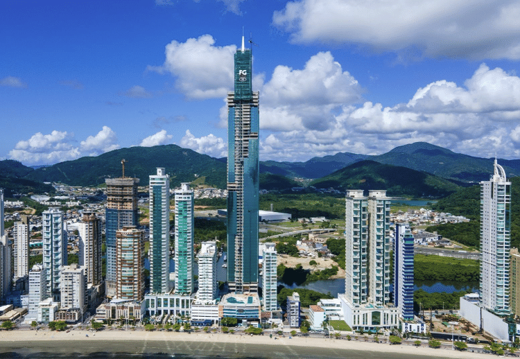 O One Tower, em Balneário Camboriú (SC), tem 290 metros de altura e 84 pavimentos 