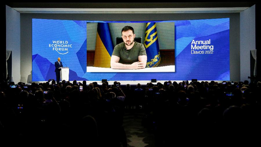 23.mai.2022 - O presidente da Ucrânia, Volodymyr Zelensky, participa, por vídeo, de reunião do Fórum Econômico Mundial, em Davos, na Suíça - Arnd Wiegmann/Reuters