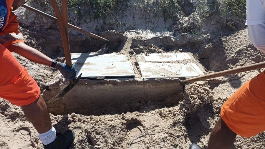 Já não é a primeira vez que uma geladeira é encontrada enterrada na areia da praia - Divulgação/Seop