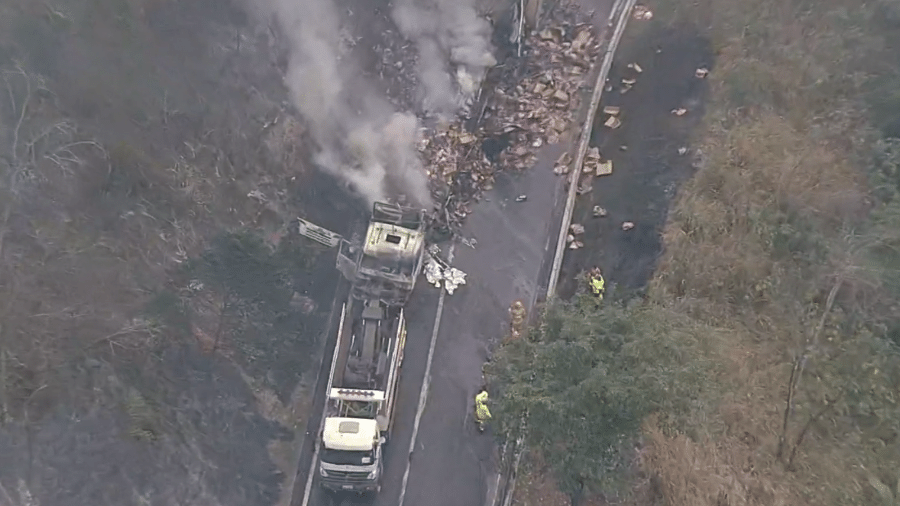 Imagens mostram carga de carreta consumida pelo fogo, na manhã de hoje - Reprodução/TV Globo