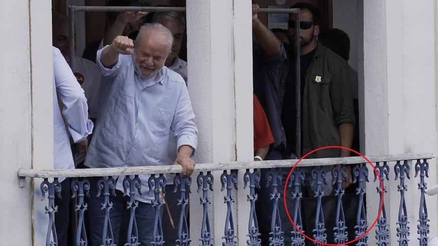 Lula em comício na Portela; atrás dele, policial federal carrega a pasta antibalas - Liel Marín/UOL