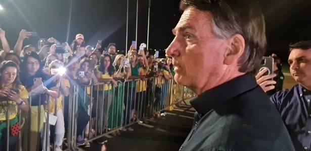 O então presidente Jair Bolsonaro em conversa com apoiadores no cercadinho do Alvorada