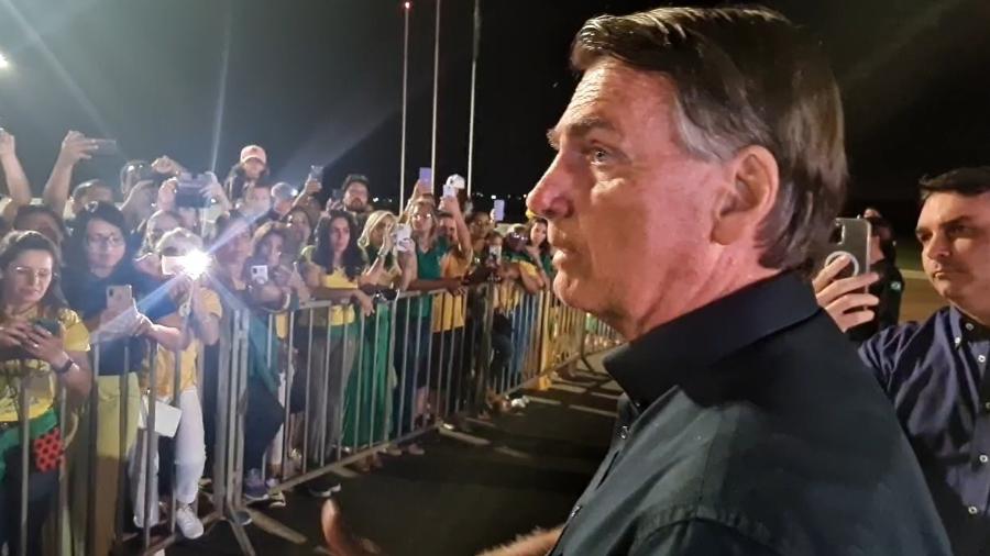 Jair Bolsonaro (PL) em conversa com apoiadores no cercadinho do Palácio da Alvorada - Reprodução/Facebook