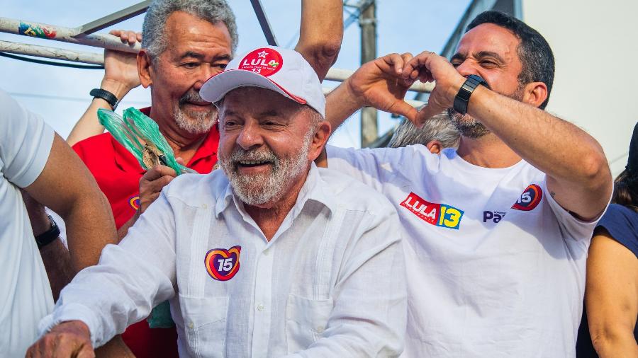 O ex-presidente Lula (PT) e o governador afastado Paulo Dantas (MDB) em caminhada de campanha em Maceió - PEI FON/ZIMEL PRESS/ESTADÃO CONTEÚDO