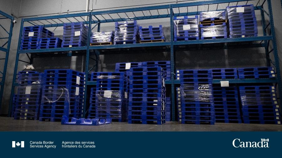 Apreensão recorde de quase 2,5 toneladas de ópio escondidas em contêineres no porto de Vancouver, no oeste do Canadá - Reprodução/Twitter/@CanBorderPAC