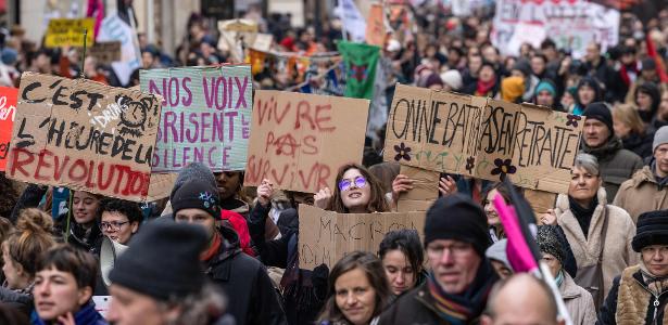 Manifestantes contrários à reforma previdenciária protestam nas ruas de Dijon (França)