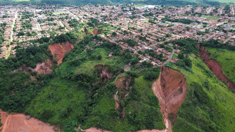 28.mar.2023 - Vista aérea mostra buracos criados por deslizamentos de terra nos últimos anos e aumentados devido às fortes chuvas recentes, em Buriticupu, no Maranhão - 28.mar.2023 - Mauricio Marinho/Reuters