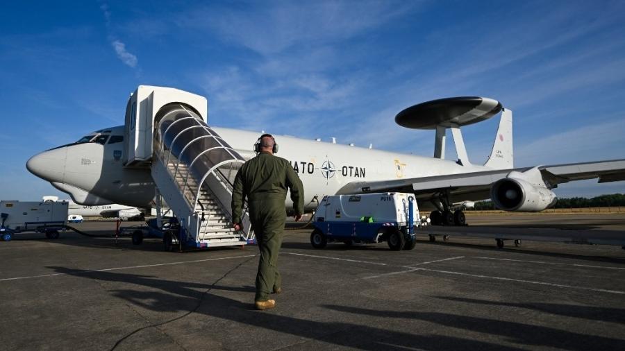 Membro da Otan embarca em avião que participou de exercício aéreo na Alemanha - INA FASSBENDER/AFP